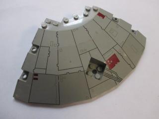 Lego panel 14 × 14 × 2 2/3 čtvrt talíře s vzorem Millennium Falcon světle šedá