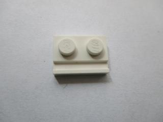 Lego placaté upravené 1 × 2 s kolejnicí na dveře bilá