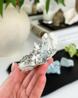 Akvamarín muskovit krystal Pákistán 101g