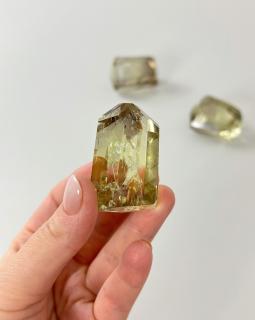 Citrín broušený krystal s duhou free form Brazílie 44g