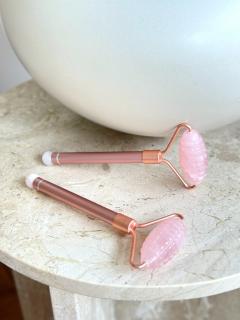 Face roller kovový masážní váleček z růženínu