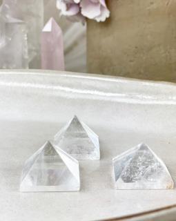 Křišťál pyramida broušená 3 cm