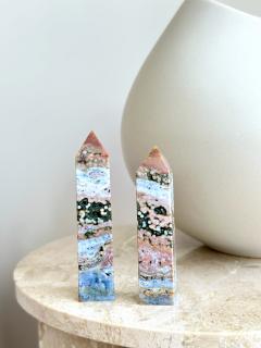 Oceánský jaspis s mini geodami, špice obelisk 13cm 170g