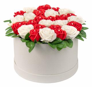 Dárkový box z mýdlových květů - 26 bílo-červených růží