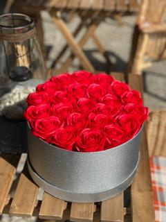 Dárkový stříbrný box z mýdlových květů - 23 červených růží