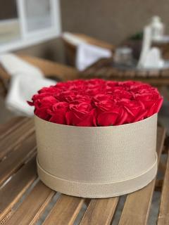 Dárkový zlatý box z mýdlových květů - 23 červených růží