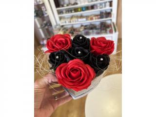 Krabička ve tvaru srdce se 7 mýdlovými růžemi 1ks