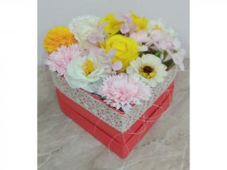 Mýdlová dekorace v krabičce ve tvaru srdce mix 11 květů 1ks