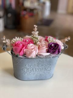 Mýdlová dekorace v plechové vaničce mix 10 květů - 1 ks