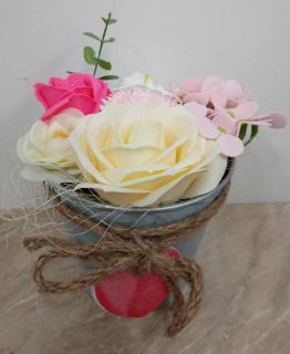 Mýdlová dekorace v plechovém květníku mix 6 květů - 1 ks