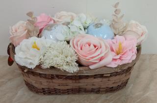 Mýdlová dekorace v proutěném košíku - 11 květů a Šumivá koule do vany- 1 ks