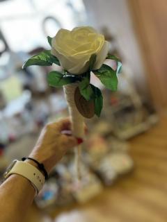 Mýdlová růže v držáku ze sisalu 1 ks Barva: Bílá