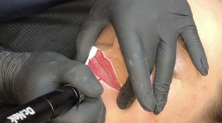 Prezenční kurz Permanentní make-up stínované rty s tetovacím strojkem, skripty a certifikátem Varianta: s tetovacím strojkem