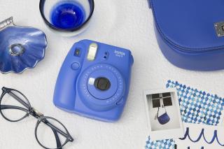 Fujifilm Instax 9 modrý + 10 fotografií + Makro adapter