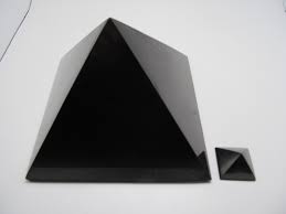 Šungitová pyramida 2,5cm (leštěná)