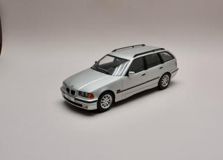 BMW 325i E36 1995 Touring stříbrná 1:18 MCG