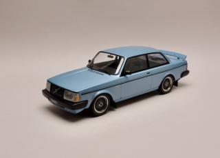 Volvo 240 Turbo  Custom  1985 metalíza světle modrá 1:18 IXO