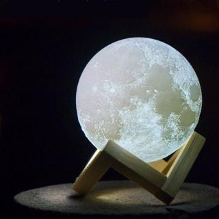 Lampička ve tvaru měsíce s dřevěným stojanem