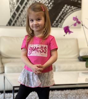 Dívčí tričko s krátkým rukávem s šifonovou sukní GUESS, sytě růžové Barva: Tmavě růžová, Velikost: 74