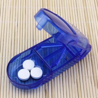 Dávkovač léků s děličem tablet modrý