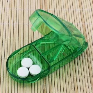 Dávkovač léků s děličem tablet zelený