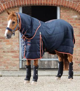 Premier Equine - Stájová deka s odnímatelným krkem Buster (100g) (214950N)