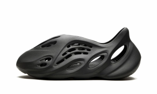 YEEZY Foam RNNR "Carbon" Velikost: 48.5