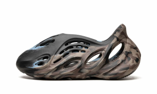 Yeezy Foam RNNR "MX Cinder" Velikost: 40.5