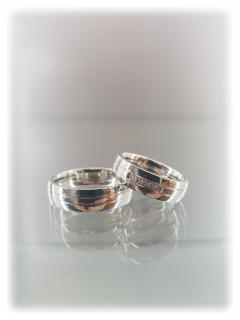 Ocelové snubní prsteny s drážkami a pěti zirkony