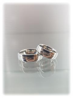 Ocelové snubní prsteny s drážkami a třemi zirkony