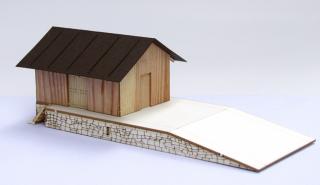 Dřevěný sklad s rampou (Wooden warehouse with ramp/Lagerhalle mit Rampe)