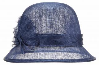Cloche modrý slavnostní klobouk s ozdobou - ze sisálové slámy Velikost: Unisize (S-XL)