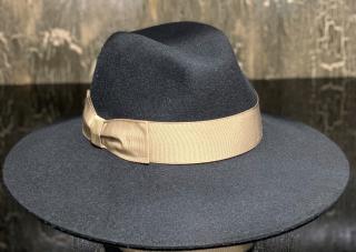 Dámský černý klobouk s béžovou stuhou - široká krempa Velikost: 59 cm (L)
