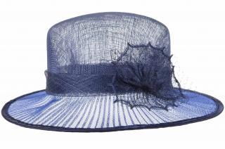 Modrý slavnostní klobouk s ozdobou - ze sisálové slámy Velikost: Unisize (S-XL)