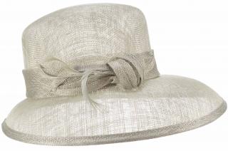Velký šedý slavnostní klobouk s ozdobou - ze sisálové slámy Velikost: Unisize (S-XL)