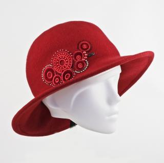 Dámský černý vlněný klobouk s výšivkou kruhy v obilí BAREVNÉ VARIANTY: červená
