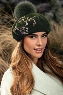 Tmavě zelený baret s bambulí a výšivnou W-0835/484