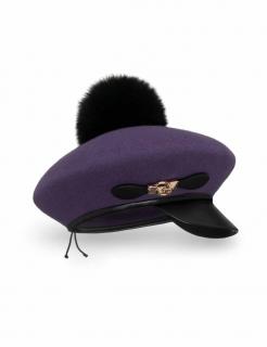 Zimní dámská čepice - baret s bambulí a kšiltem W-0751 více barevných variant VYBERTE BAREVNOU VARIANTU: fialová