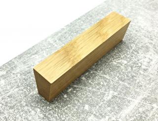 Úchytka Hubert dub lakovaný Rozteč: 960 mm