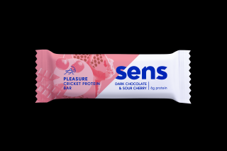 Sens – Pleasure protein tyčinka s cvrččím proteinem; příchuť hořká čokoláda a višeň (40 g)