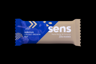 Sens – Serious protein tyčinka s cvrččím proteinem; příchuť arašídové máslo a skořice (60 g)