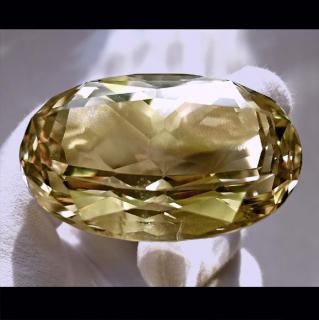 Citrín z Vysočiny 68x42x36mm   Váha: 607,1ct