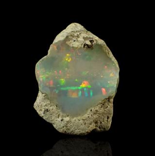 Drahý opál z Etiopie  20x18mm Váha: 2.15g