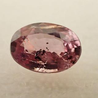Růžový safír z Thajska 6x5mm