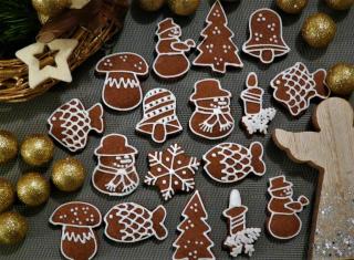 Sada vánočních dekorativních a ozdobných perníčků na stromeček