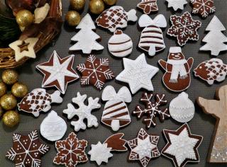 Sada vánočních dekorativních a ozdobných perníčků na stromeček