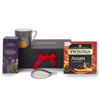 TWININGS dárkový set čajů s hrnkem, sušenkami a čajovou podložkou GREATEST DAY