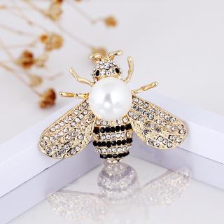 Brož včela s perlou a krystaly /2 (Luxusní brož ve tvaru včelky osázená skleněnými krystaly)