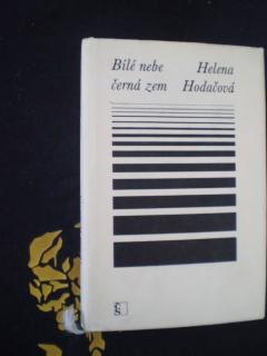 Bílé nebe černá zem