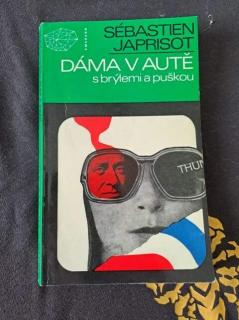 Dáma v autě s brýlemi a puškou